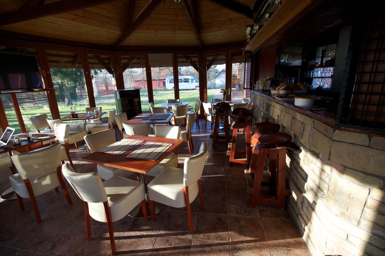 El Bronco Working Ranch Izsak Exterior photo